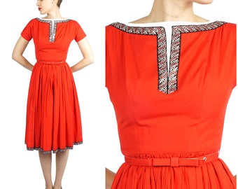 Vintage des années 1950 rouge Fit et évasée coton robe de jour avec métallique brodé garniture et poches de viennoise fille | XS