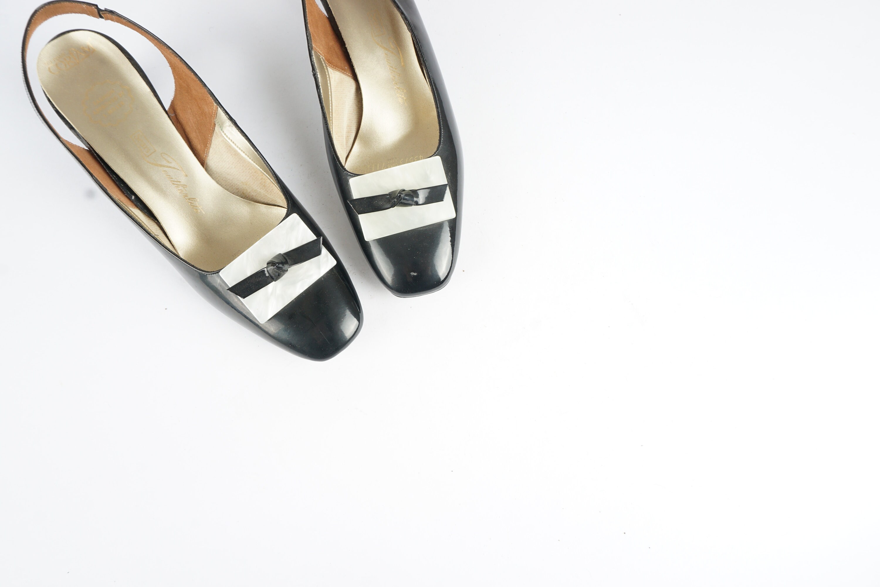 Sz. 10 | Vintage 1960s Deadstock Black and White Shell Slingback