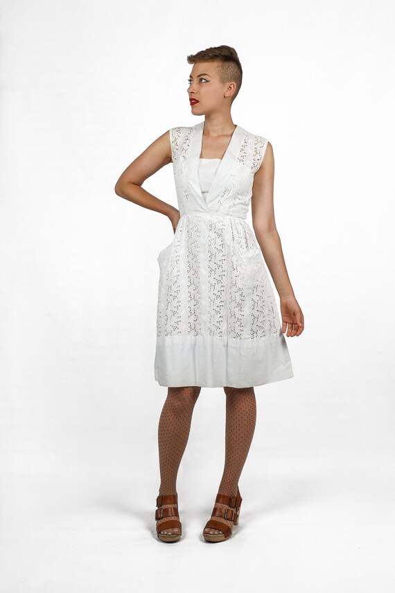 Vintage 1950s White Cotton Eyelet Fit and Flare S… - image 2