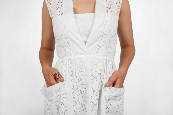 Vintage 1950s White Cotton Eyelet Fit and Flare S… - image 3