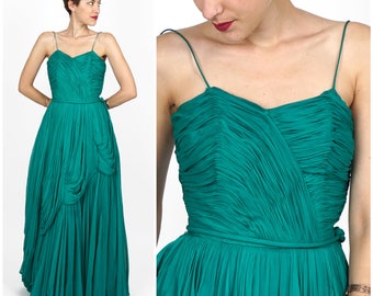 Elegante vestido de noche largo hasta el suelo de gasa de seda verde esmeralda de los años 50 con corpiño y falda drapeados de Jean Dessés / Talla pequeña