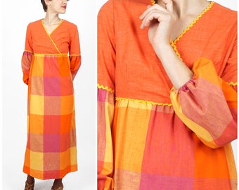 vintage des années 1970 Orange vive - Robe Maxi à Plaid Jaune avec manches Bishop soufflées et Yellow Ric Rac Trim par E. D. Petit