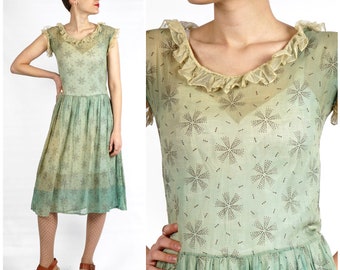 Vintage 1920er Jahre Pastellgrünes, schieres, ärmelloses Baumwoll-Voile-Kleid mit erhabenem, punktiertem Starburst-Design und Kragen mit Spitzenbesatz | XS/Klein
