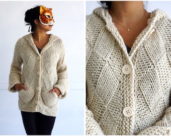 vintage 1970's Cream Diamond Pattern Knit Button-up Cardigan Sweater avec capuche par Irka | Petit/Moyen