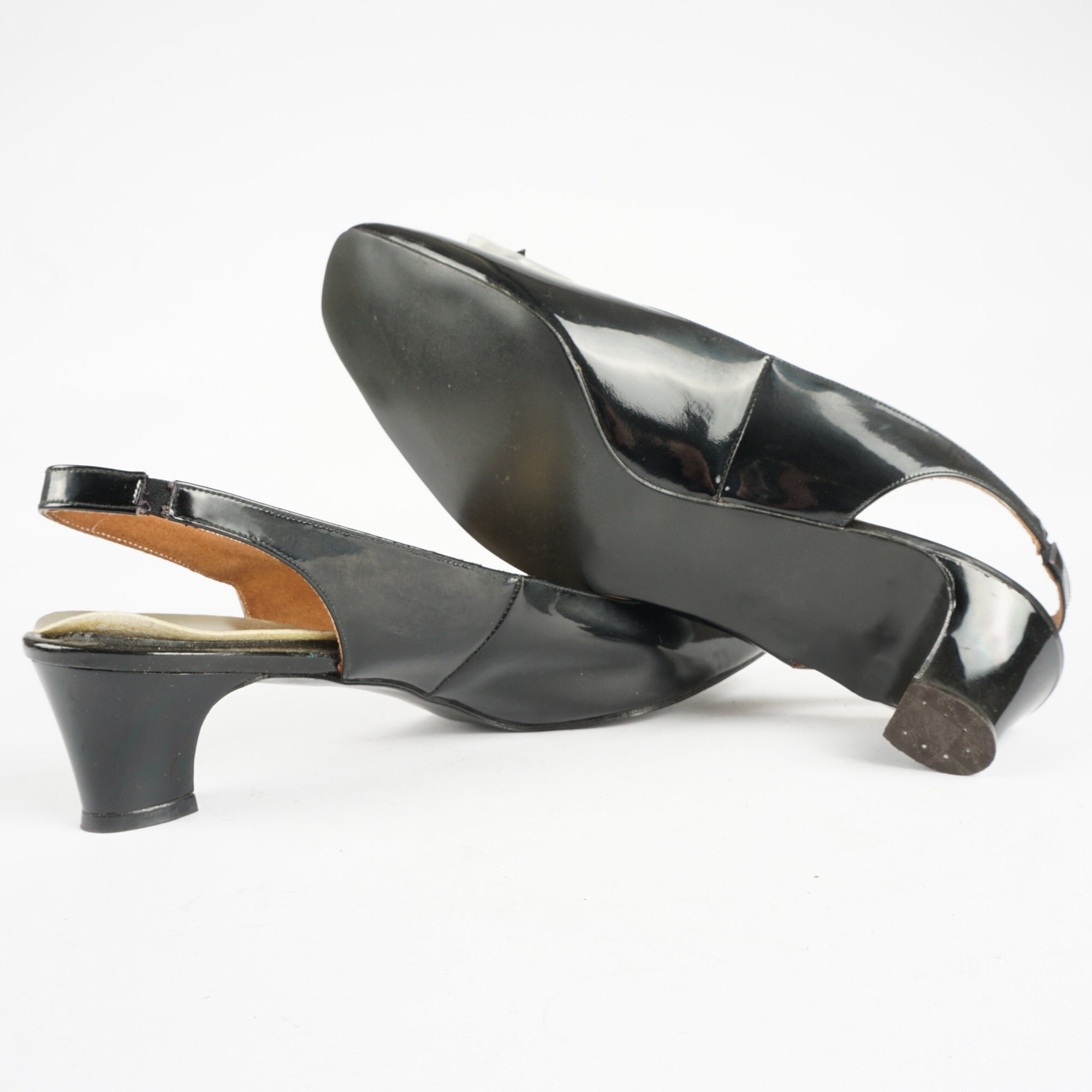 Sz. 10 | Vintage 1960s Deadstock Black and White Shell Slingback