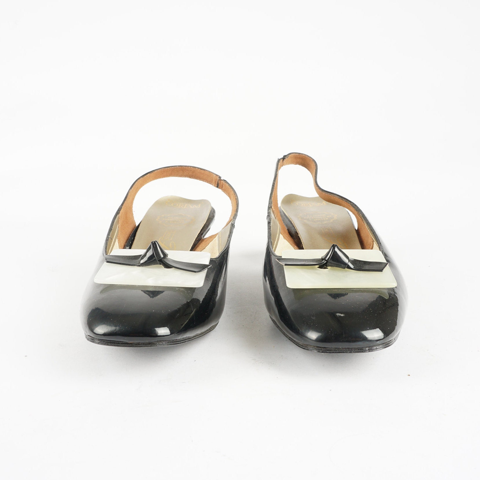 Sz. 10 | Vintage 1960s Deadstock Black and White Shell Slingback