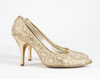 Sz. 5-6 | vintage années 50/60s Métallic Gold Spiderweb Lace Pointed Toe Heels par JC Penny’s Fashion Footwear Corner