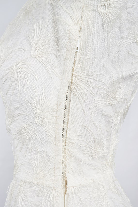 Gorgeous Vintage 50s White Floral Embroidered Tul… - image 7