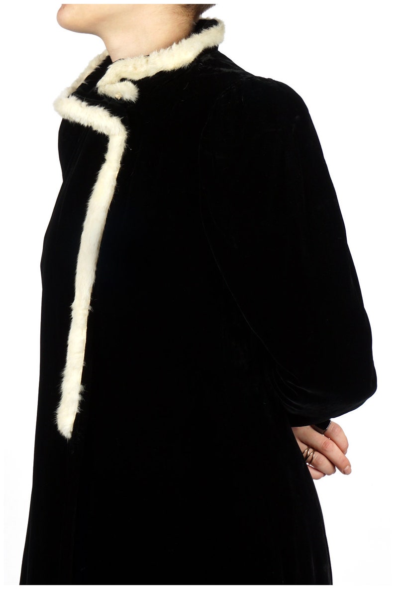 Vintage 1930s Black Velvet Evening Wrap Opera Coat Jacket w/ Asymmetric White Mink Fur Trim and Strong Puffed Shoulders Small/Medium image 5