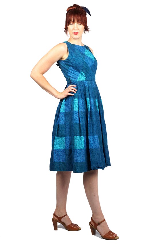Vintage 1950s Fit and Flare Blue and Teal Bold Ch… - image 7