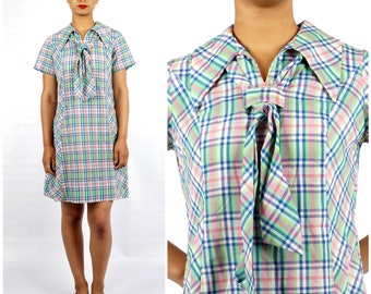 vintage des années 1960 Plaid Cotton Mini Mod Dress with Large Pointed Collar et Ascot Necktie de Miss Smith . Petit/moyen
