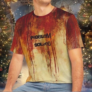 Peut inclure: Un t-shirt jaune et rouge à l'aspect vieilli avec le texte "PROBLEM SOLVED" en noir.