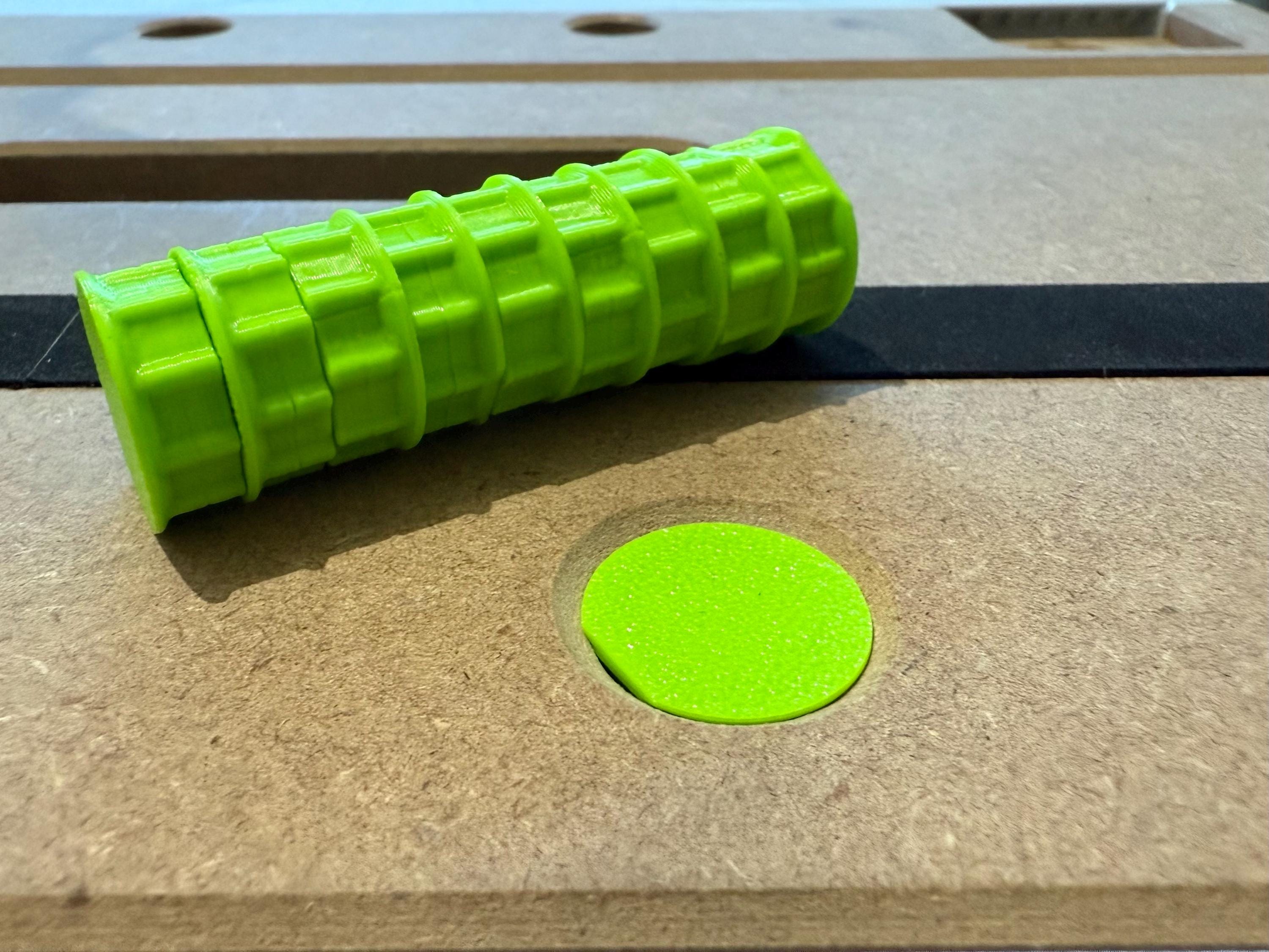 20 mm blind plugs for MFT tables – magnetic, perfect fit & available in sets | Workbench hole pattern cover