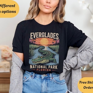 エバーグレーズ国立公園シャツ、フロリダアリゲーターサンセットTシャツ、レトロな沼地の野生動物Tシャツ、アウトドア愛好家への自然ギフト、アリゲーターグラフィックトップ