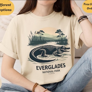 コンフォートカラーズ エバーグレーズ国立公園Tシャツ、フロリダ アリゲーター スワンプTシャツ、4つのユニークなエバーグレーズデザイン、レトロな自然野生動物グラフィックトップ