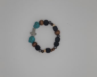 Pulsera de cuentas hecha a mano con turquesa, detalle de cruz y cuentas de madera