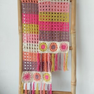 Gehäkelter Baumwollschal mit Oma Flower Squares Muster PDF