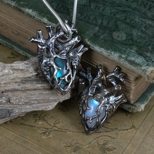 Cuore di pietra - Ciondolo a forma di cuore anatomico in miniatura in pietra di luna labradorite o calcedonio