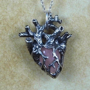 Kind Heart: anatomische hanger van rozenkwarts