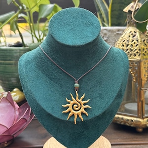 Collar con colgante de sol en espiral: dije de acero inoxidable en oro de 18 quilates, cuentas de cerámica, joyería caprichosa hecha a mano, estilo bohemio hippie terroso, regalo de Navidad.