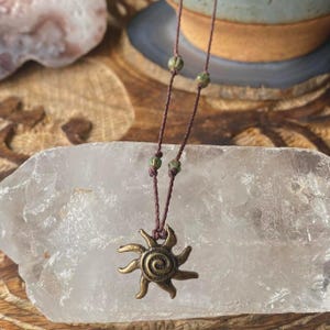 Bronsspiral sol jordnära tjeckiskt glas handgjort halsband unisex könsflytande present julklapp present till dem högtidspresent goblin kärna