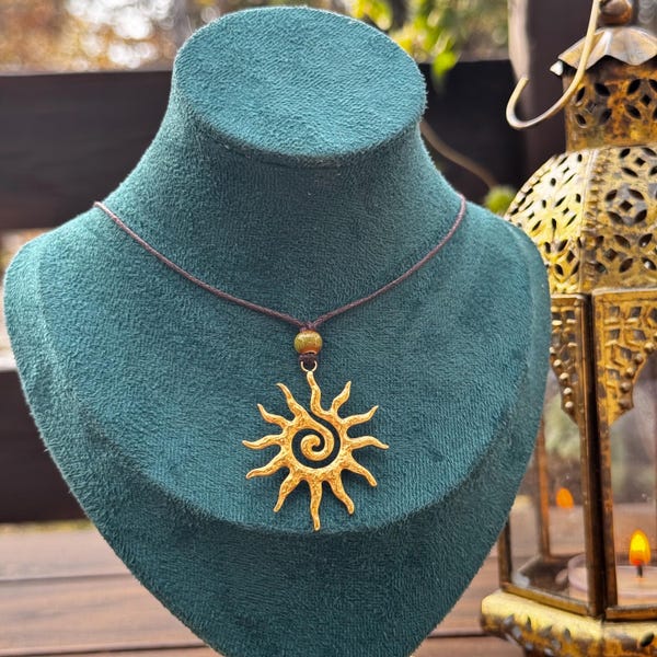 Swirly Sun-hangerketting: 18k gouden roestvrijstalen bedel, keramische kraal grillige sieraden handgemaakte aardse boho hippie kerstcadeau