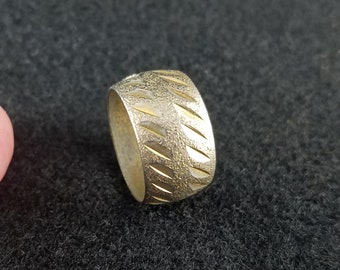 Uncas Ring - Wide Band - 6 - 5.75 - Goldtone - Diamond Cut - Vintage Ring - Costume Jewelry - Vintage Jewelry