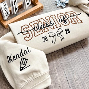 Gepersonaliseerde geborduurd seniorensweater, Senior Cheer-cadeau, Coquette Senior Team-shirt, Senior Night, Cheer Team-shirt, Class of 2026