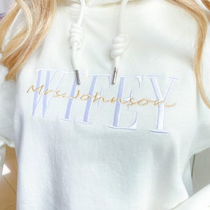 Personalisierte Wifey Sweatshirt Hoodie, Hochzeitsgeschenk, Geschenk für Braut, neue Frau Sweatshirt, einzigartiges Brautgeschenk, frischvermählten Flitterwochen Shirt