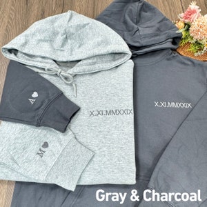 Aangepaste geborduurde hoodie met Romeinse cijfers - cadeau voor koppels - gepersonaliseerde cadeaudatum hoodie initiaal op mouw - verlovingen, cadeau 1e verjaardag