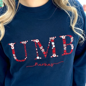 Benutzerdefiniertes College gesticktes Sweatshirt, Blumenbrief bestickter Hoodie, College-Hochschule und Highschool Rundhalsausschnitt, Abschlussgeschenk für Freund