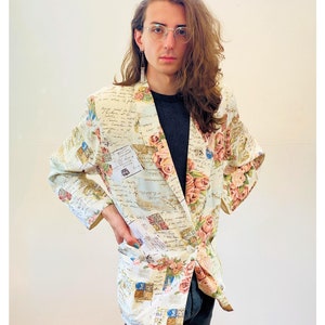 Blazer grande con estampado francés de los años 80, rosas románticas vintage, letras, sellos postales "Barrie Stephens", rayón crema, talla grande