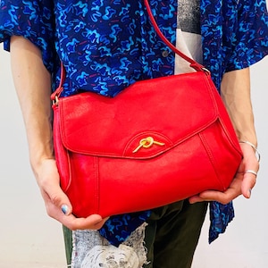 Sac à main « Contessa » NOS des années 80, sac à main vintage en cuir végétalien rouge, enveloppe en vinyle à rabat, matériel de bretzel doré, sac à bandoulière mode non utilisé