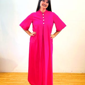 60er Jahre Lucie Ann Robe M, Vintage Hot Pink Nylon Front Zip Nachtwäsche Lounge Wear Haus Mantel Kaftan Kleid Mid Century Bademantel, Medium Petite