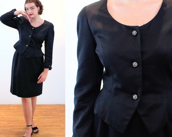 Conjunto de saia e blazer Yves St Tropez dos anos 80, tamanho M, com botões vintage pretos de faille com strass.