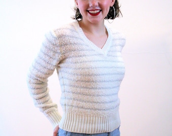 Suéter listrado branco prateado dos anos 70 XS S, vintage metálico brilhante glam semi transparente &quot;Heidi&quot; retrô nubby gola V pulôver jumper, pequeno