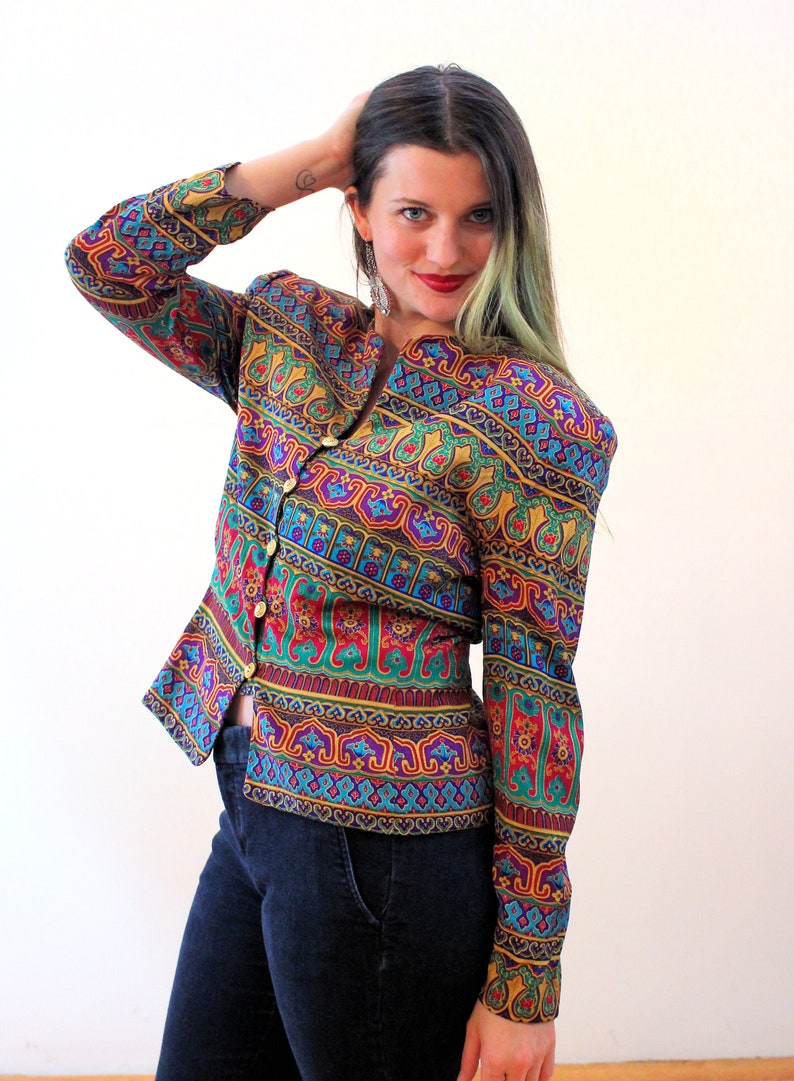Giacca Adrianna Papell in seta anni '90, taglia M, blazer vintage con stampa a colori gioiello in stile Egyptian Revival, taglia M immagine 3