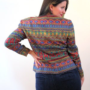 Giacca Adrianna Papell in seta anni '90, taglia M, blazer vintage con stampa a colori gioiello in stile Egyptian Revival, taglia M immagine 4