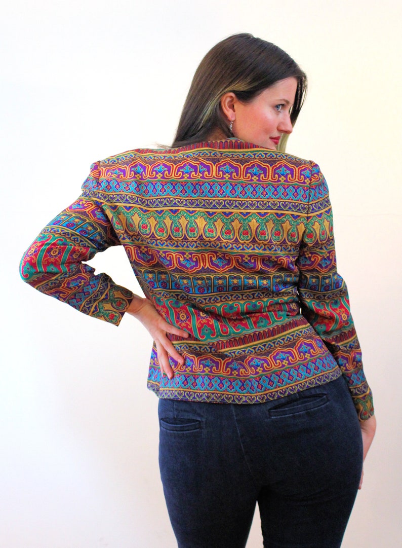 Giacca Adrianna Papell in seta anni '90, taglia M, blazer vintage con stampa a colori gioiello in stile Egyptian Revival, taglia M immagine 4
