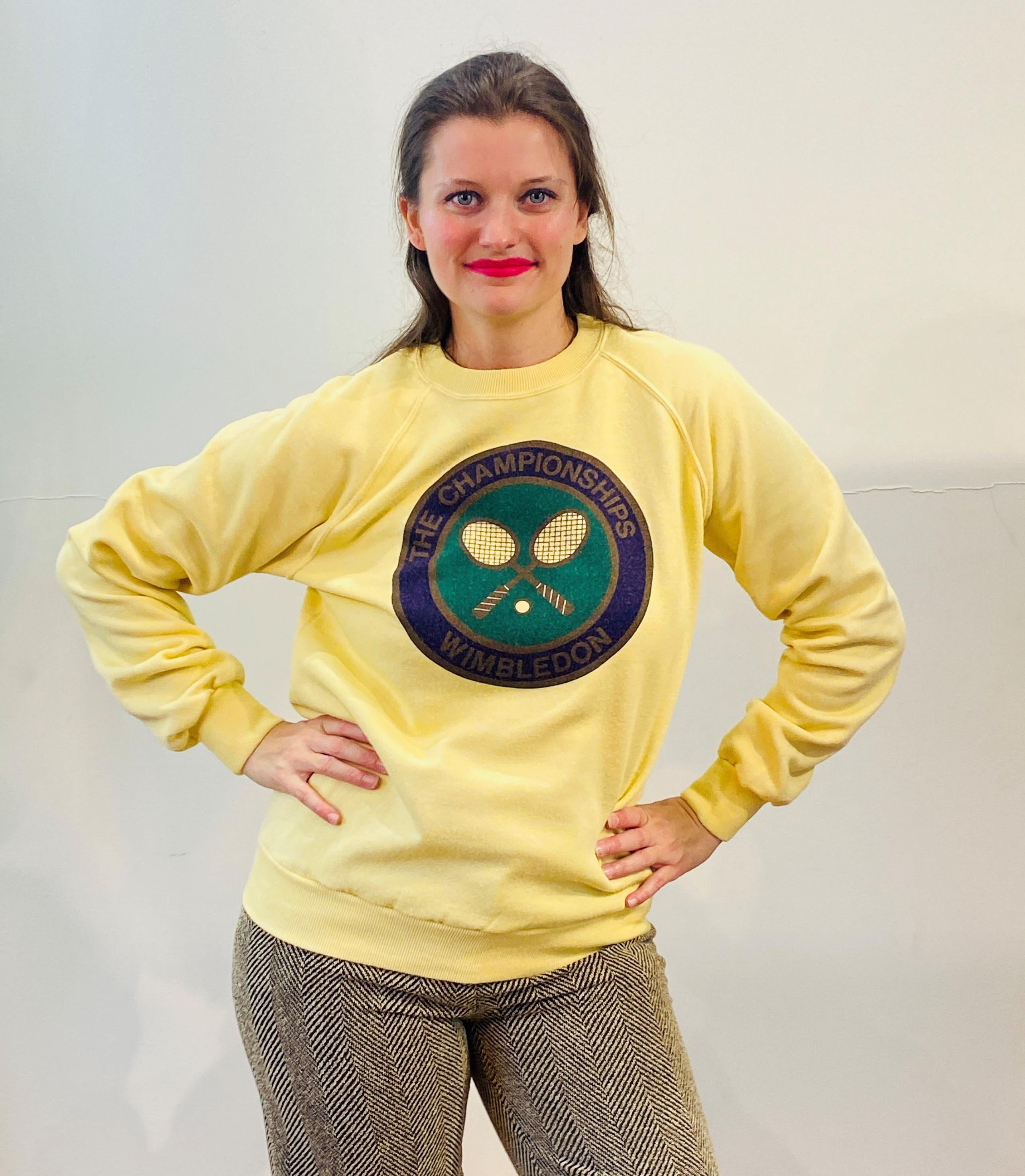 Moletom Wimbledon dos anos 90 M, Vintage Tennis Championships London UK Grosso Fleecy Amarelo Raglan Gola Redonda Suéter Atlético Esportivo Top, Médio
