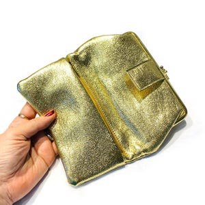 Cartera expandible dorada de los años 60, estilo vintage, de piel sintética metalizada, vegana, estilo espacial, con cuatro compartimentos, inusual minimonedero de vinilo, bolso de mano "Billpak"