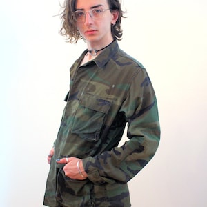 60s Woodland Camo Jacket S, Vintage Olive Camouflage US Army Distressed Vietnam Era Military Cargo Coat, Men&#39;s Small Reg, Women&#39;s Medium