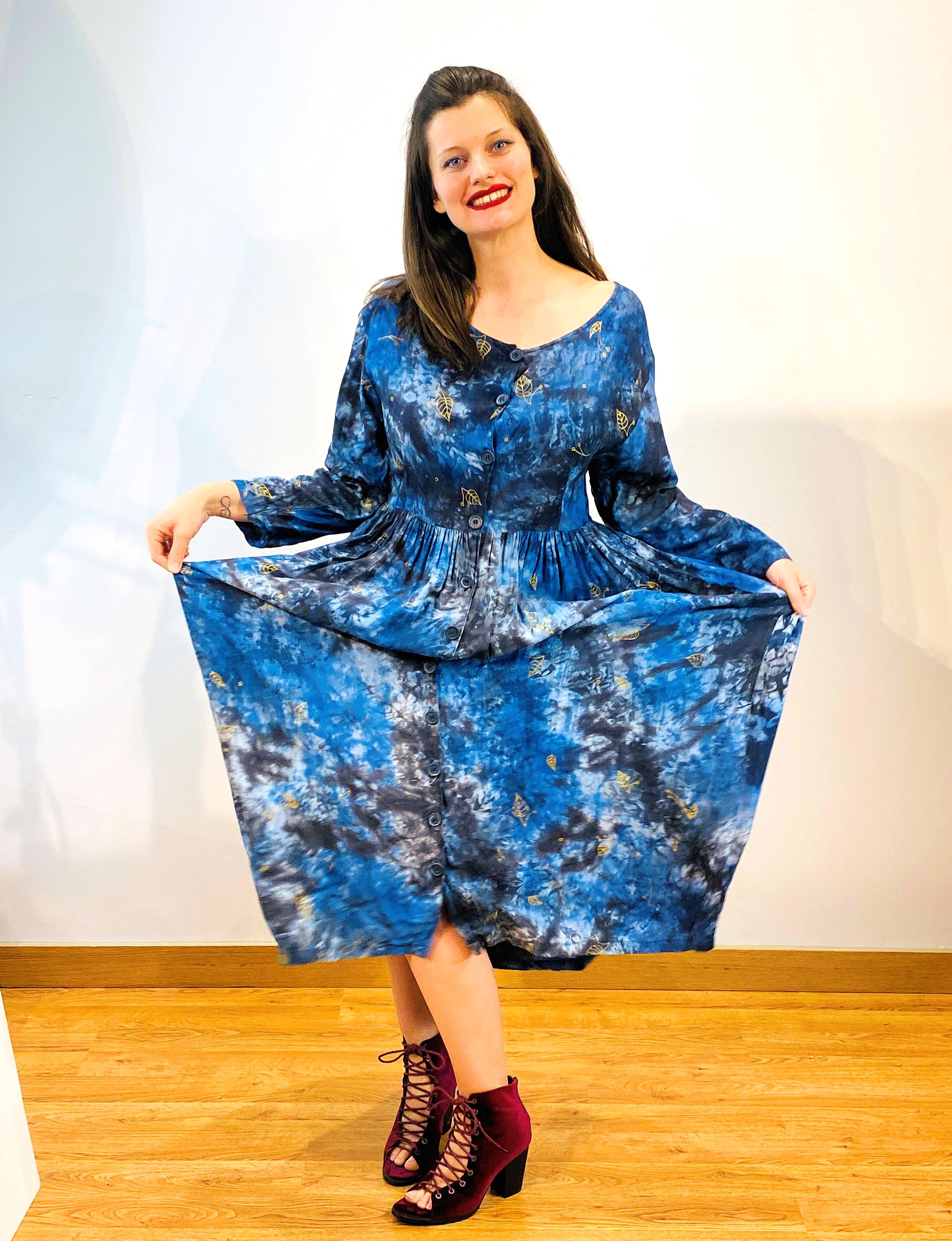 blue tie dye shirt dress 90s Batik Rayon Midi M, Vintage 