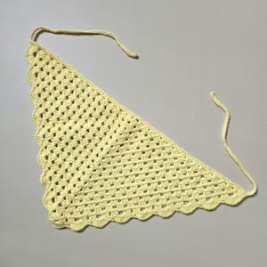 Bandana en crochet fait main pour femme, accessoire cheveux bohème en forme de triangle. Foulard léger en coton parfait pour l’été, idéal pour un style vintage ou hippie chic. Peut être porté comme bandeau, foulard cheveux ou décoration de coiffure. Cadeau original et artisanal, convenant aussi bien pour un usage quotidien que pour des festivals ou des vacances.