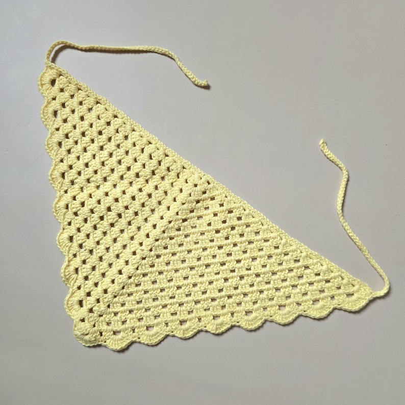Bandana en crochet fait main pour femme, accessoire cheveux bohème en forme de triangle. Foulard léger en coton parfait pour l’été, idéal pour un style vintage ou hippie chic. Peut être porté comme bandeau, foulard cheveux ou décoration de coiffure. Cadeau original et artisanal, convenant aussi bien pour un usage quotidien que pour des festivals ou des vacances.