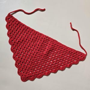 Bandana en crochet fait main pour femme, accessoire cheveux bohème en forme de triangle. Foulard léger en coton parfait pour l’été, idéal pour un style vintage ou hippie chic. Peut être porté comme bandeau, foulard cheveux ou décoration de coiffure. Cadeau original et artisanal, convenant aussi bien pour un usage quotidien que pour des festivals ou des vacances.