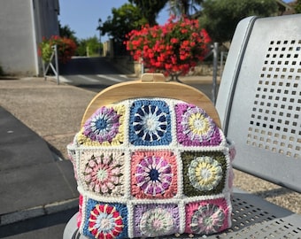Sac à Main Crochet Artisanale en Granny Squares avec Fermoir en Bois - Accessoire Femme