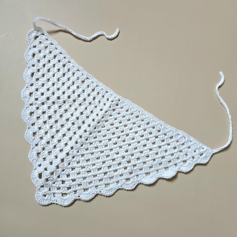 Bandana en crochet fait main pour femme, accessoire cheveux bohème en forme de triangle. Foulard léger en coton parfait pour l’été, idéal pour un style vintage ou hippie chic. Peut être porté comme bandeau, foulard cheveux ou décoration de coiffure. Cadeau original et artisanal, convenant aussi bien pour un usage quotidien que pour des festivals ou des vacances.