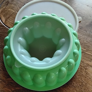 Vintage Tupperware 3 piece jel-n-serve jello mold in mint green.  1970&#39;s.  Fun to use and to collect!