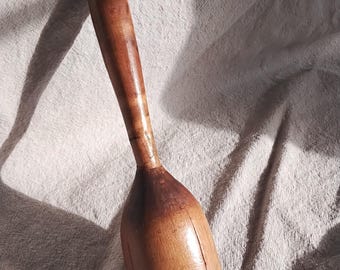 Machacador o machacador de patatas antiguo de madera.